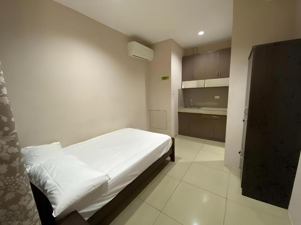 Oyo 766 Ichehan Apartments Manilla Buitenkant foto